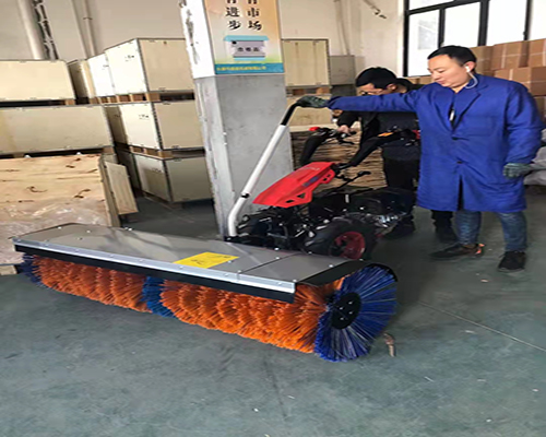 根据除雪方式扫雪机可分为滚刷扫雪机、抛雪机和推雪机